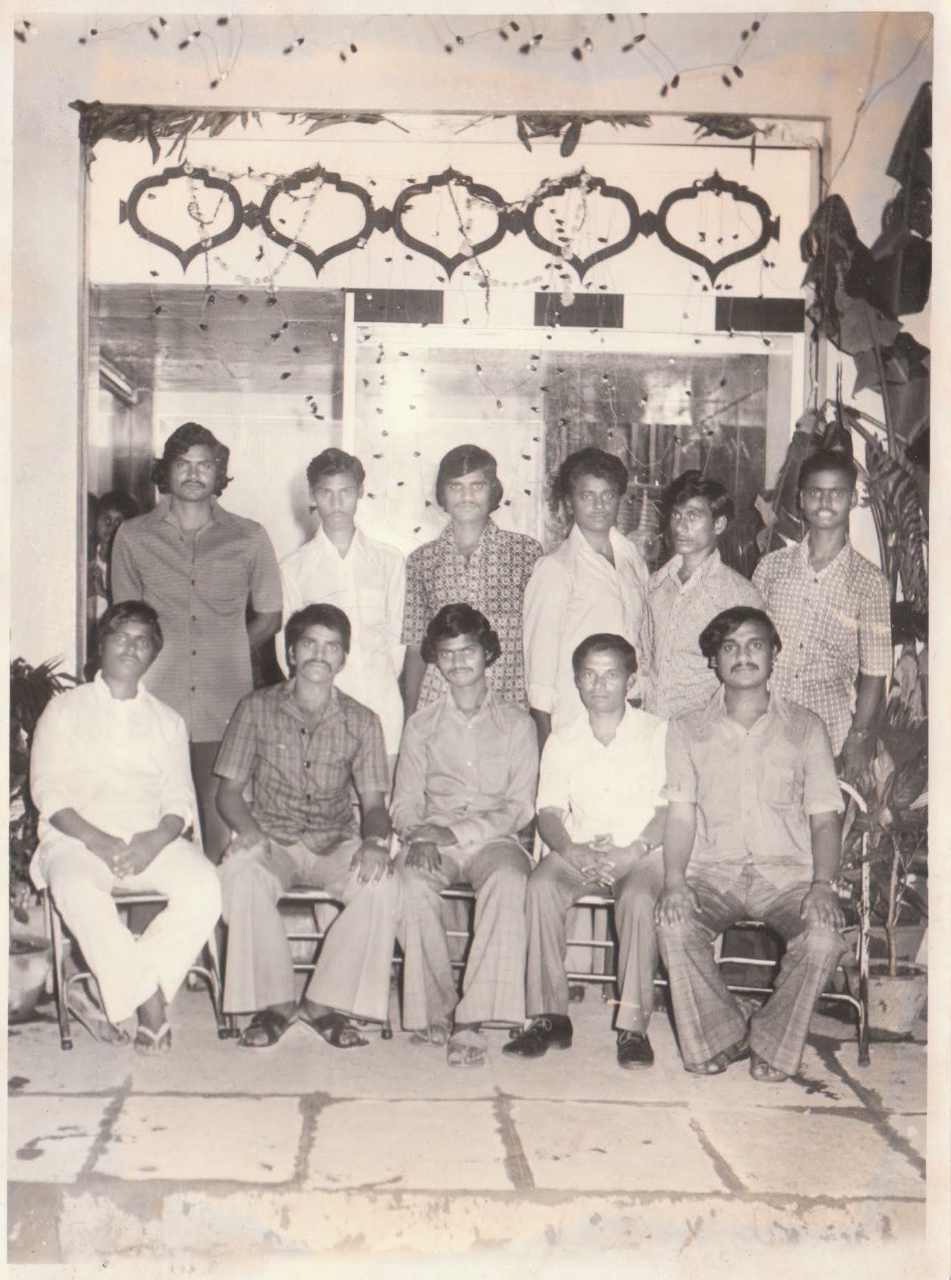 1976 - Friends at the store entrance